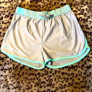 Youth Under Armour Shorts in Size YLG (14-16)